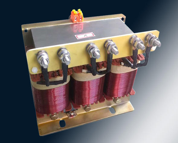 TKSG/TKDG濾波電抗器通過(guò)的是交流電流，它與濾波電容器串聯(lián)使用，組成諧振電路，使其在規(guī)定的頻率點(diǎn)上諧振，濾指定的高次諧波；同時(shí)還可實(shí)玖電力系統(tǒng)的無(wú)功補(bǔ)償和…